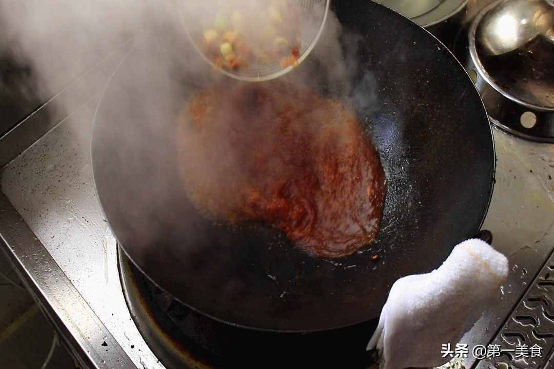煎鱼时，第一步下油锅就错了，饭店常用的1招，鱼不粘锅不破皮